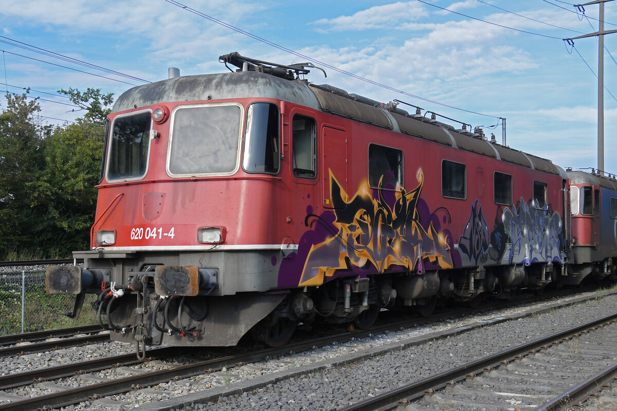 Für die Re 620 041-4 hat bald die letzte Stunde geschlagen. Am 04.09.2024 steht die Lok auf einem Nebengleis bei der Firma Thommen.