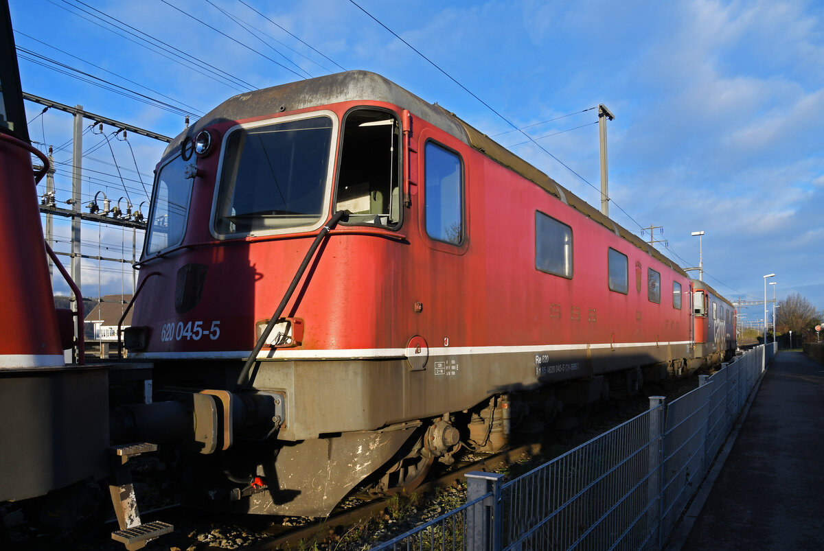 Für die Re 620 045-5 hat bald die letzte Stunde geschlagen. Am 15.12.2024 steht die Lok auf einem Nebengleis beim Bahnhof Kaiseraugst.