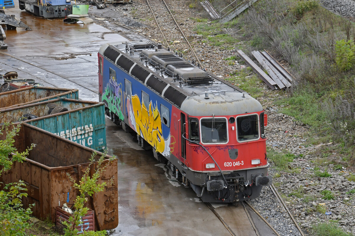 Für die Re 620 046-3 hat jetzt die letzte Stunde geschlagen. Am 28.09.2024 steht die Lok auf dem Leichenfeld der Firma Thommen. Die Aufnahme wurde von der Strasse aus gemacht.