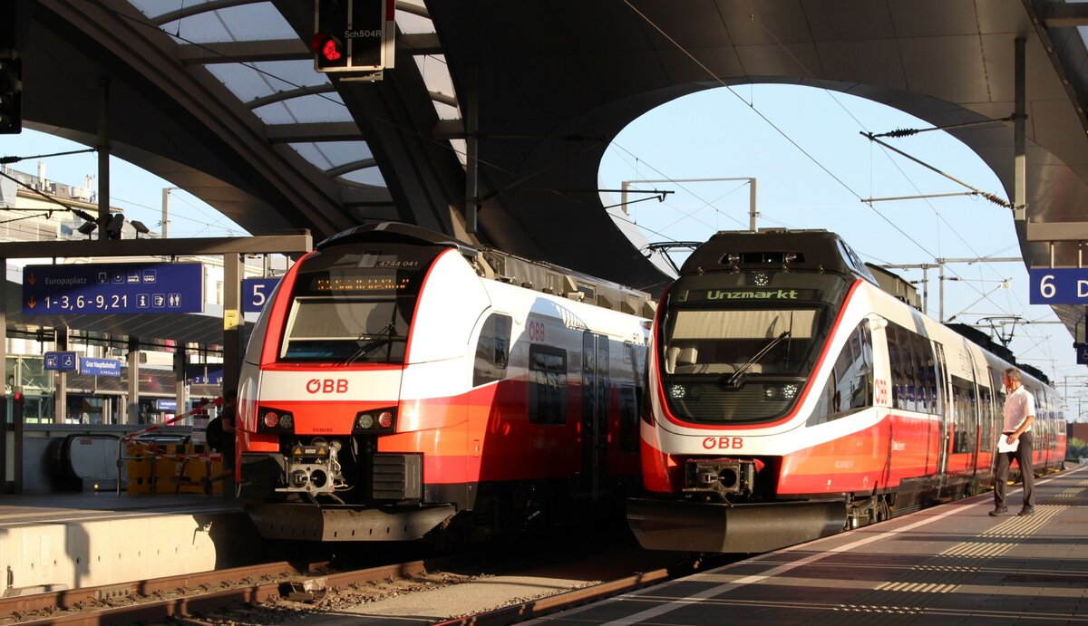 Für recht kurze Zeit scheint in Graz am dortigen Hauptbahnhof die Abendsonne in den Bahnsteigbereich und sorgt für tolle Lichtstimmung.
Der 4024 002 als REX1753 nach Unzmarkt und der 4744 041 als SB4175 warten nebeneinander am 10.8.2021 auf die Abfahrten.