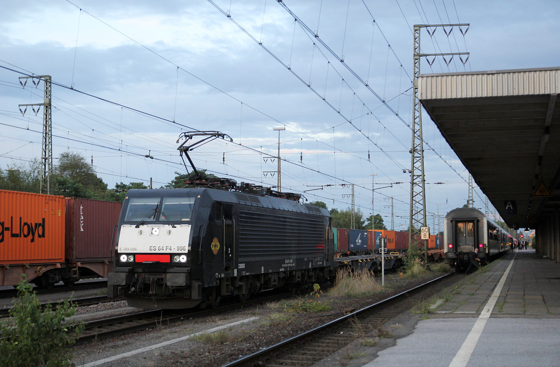 Für Rotterdam Rail Feeding war E 189 096 zum Aufnahmezeitpunkt mit einem Containerzug unterwegs.
Aufgenommen am 12. August 2014 in Emmerich.