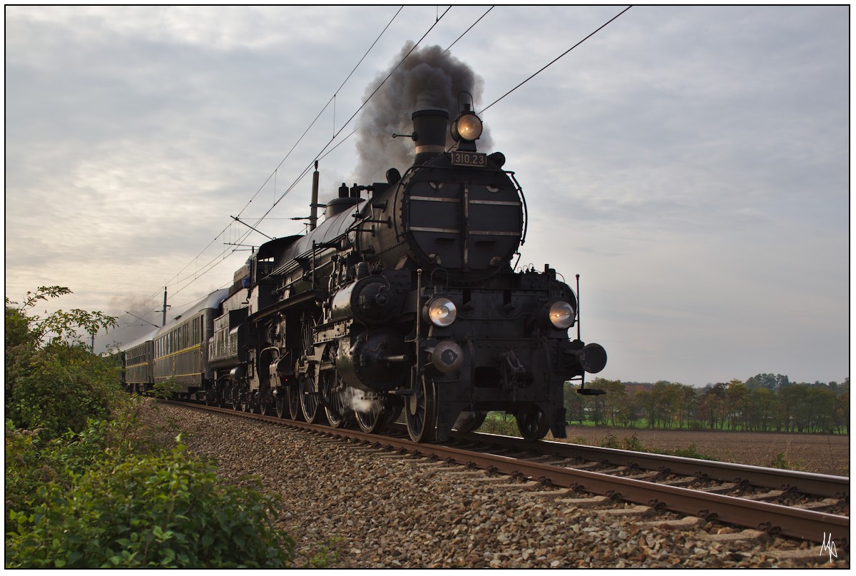 Für die Rückfahrt wurde die 310.23 in Krems gedreht, sodass die Lok wieder Kamin voraus nach Wien zurückfuhr. Hier zu sehen ist die Lok mit ihrem sehr passenden Zug kurz nach Fels am Wagram. (28.10.2016)