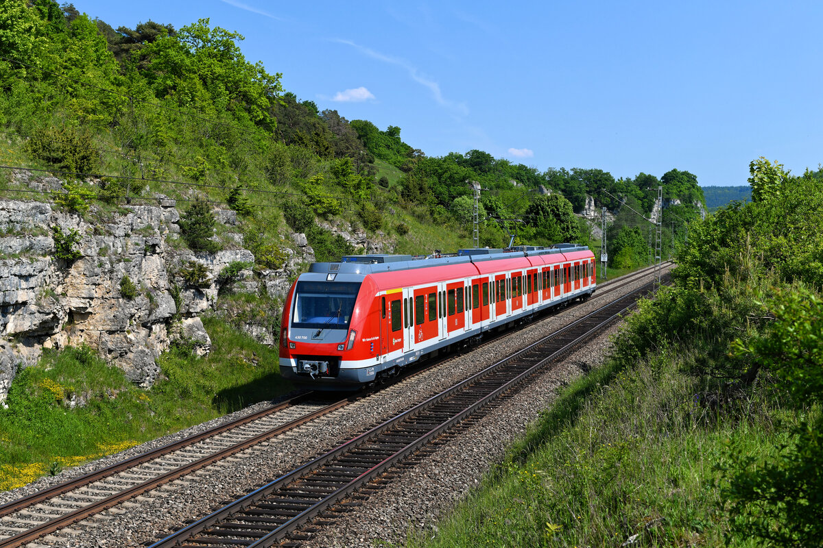 Für die S-Bahn Stuttgart werden 56 weitere Triebzüge der Baureihe 430 beschafft. Diese sollen von Anfang an mit ETCS ausgerüstet sein. Am 03. Juni 2021 begegnete mir der erste Vertreter dieser Lieferserie bei einer Testfahrt im Altmühltal. Am Tage zuvor fanden intensive Prüfungen des Fahrzeugs zwischen Straubing und Plattling statt. Interessanterweise ist dieser 430 im regulären Verkehrsrot von DB Regio gehalten und trägt nicht das neue Design der S-Bahn Stuttgart. 