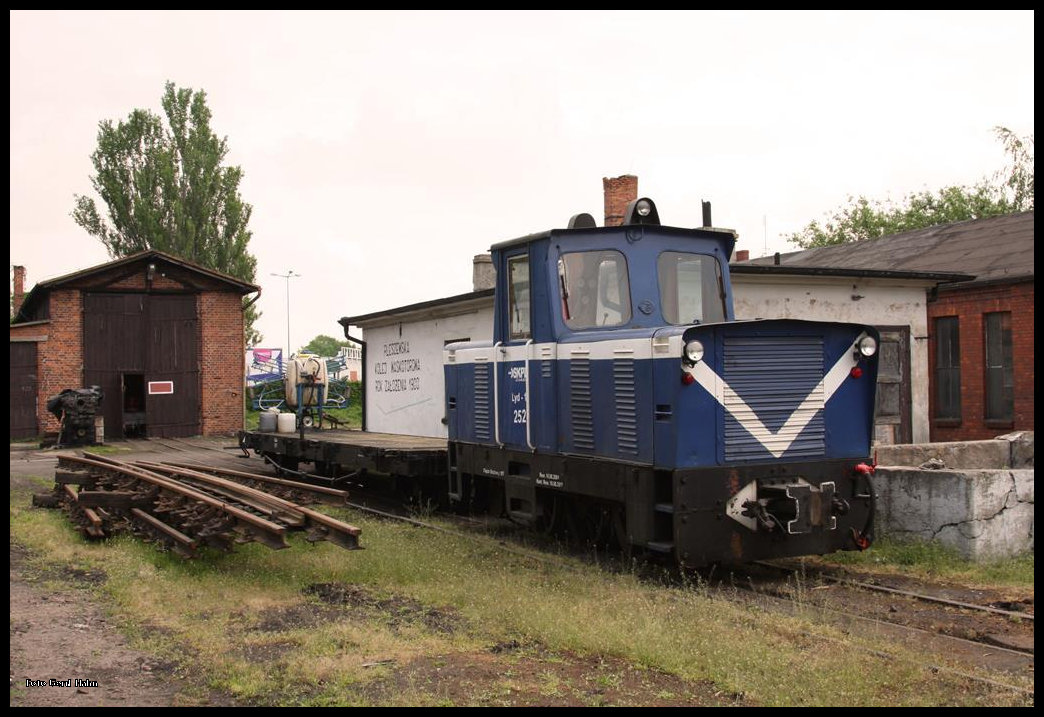 Für die Schmalspurbahn Pleszew Miasto - Kowalew gibt es auch diesen selbst zusammen gestellten Unkrautspritzzug! Zuglok am 20.5.2016 im Bahnhof Pleszew Miasto war die dreifach gekuppelte Lyd 1-252 von Shortlines.