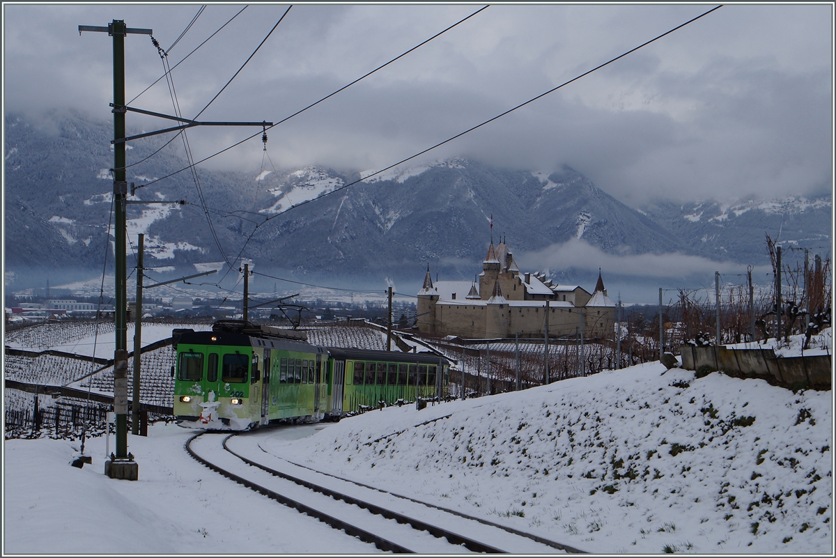 Für Schnee hatte es gereicht,  leider nicht für Sonne, als der ASD BDe 4/4 402 mit seien Bt beim Château d'Aigle Richtung Les Diablerets unterwegs ist.
2. Februar 2015