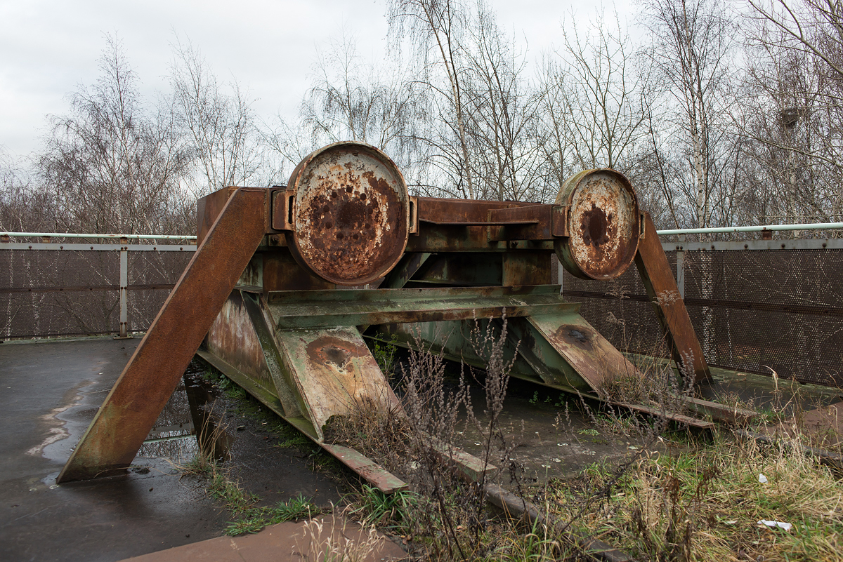 Für die schweren Erzwagen sind die Prellböcke am Ende der Entladegleise über den Bunkertaschen besonders massiv ausgelegt. Landschaftspark Duisburg Nord, ehemalige August-Thyssen-Hütte am 22.12.2015.