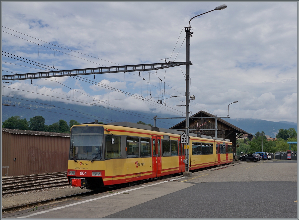 Für seinen ersten planmässigen Einsatz bei der OC als Regionalzug nach Chavornay wird der Be 4/8 004 (0948000 450 004-7 GT8-100D/2S) in Orbe vorbereitet. 

4. Juli 2022