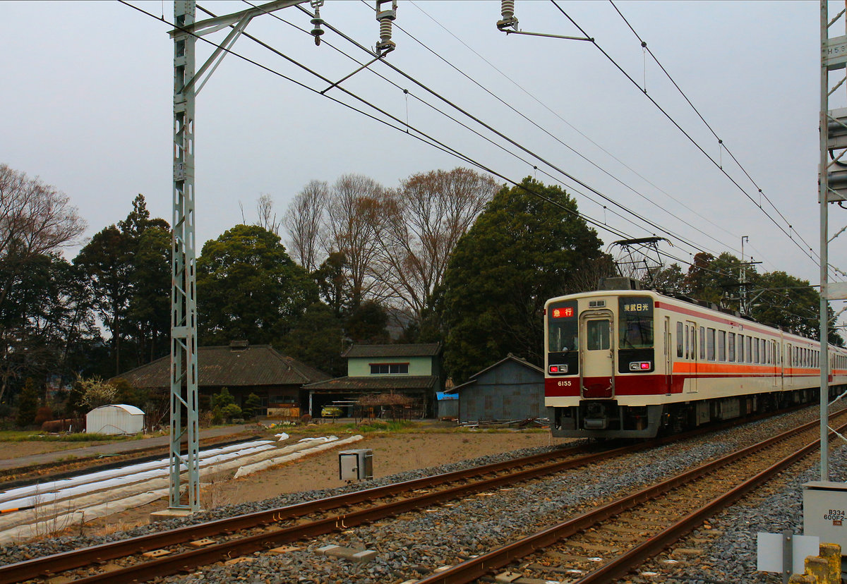 Für seinen Regionalverkehr weit ausserhalb von Tokyo benutzt der Tôbu-Konzern gern die Zweiwagenzüge Serie 6100, wie hier Zug 6155 in den Bauernhäusern von Niregi. Das Bild musste vom Bahnübergang aufgenommen werden; deshalb der nicht ganz ideale Aufnahmewinkel. 30.März 2019 