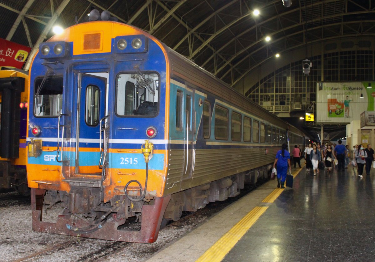 Für SRT* APN.20 2515 und auch für mich ist die Fahrt von Chiang Mai nach Bangkok zu Ende, denn der Expresszug hat im Bild, am Abend des 31. Juli 2017 den Bahnhof Hua Lamphong erreicht.  
*=Thäilandische Staatsbahn