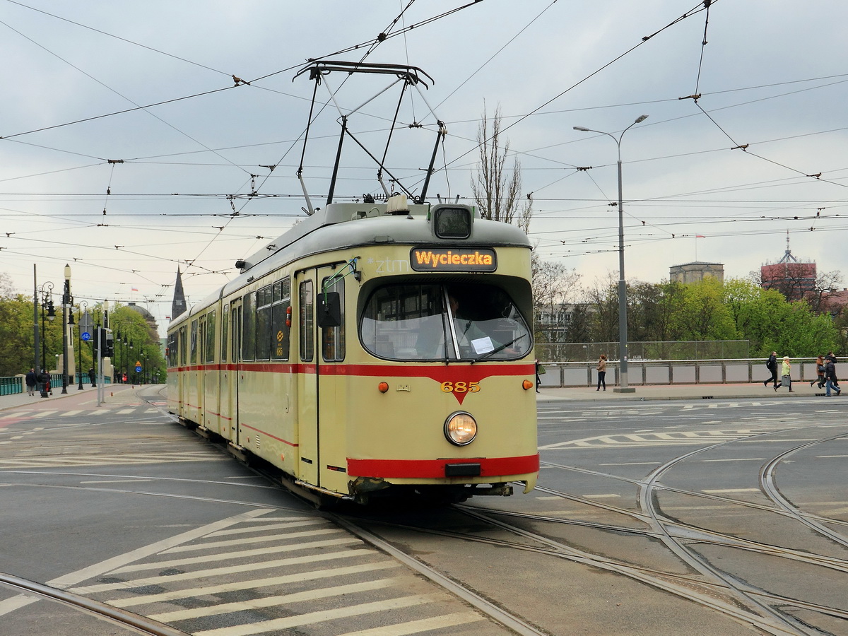 Für eine Stadtrundfahrt kommt die Nostagische Strassenbahn 685 in die Haltestelle Teatr Nowy am 28. April 2017 in Poznan (Posen).

