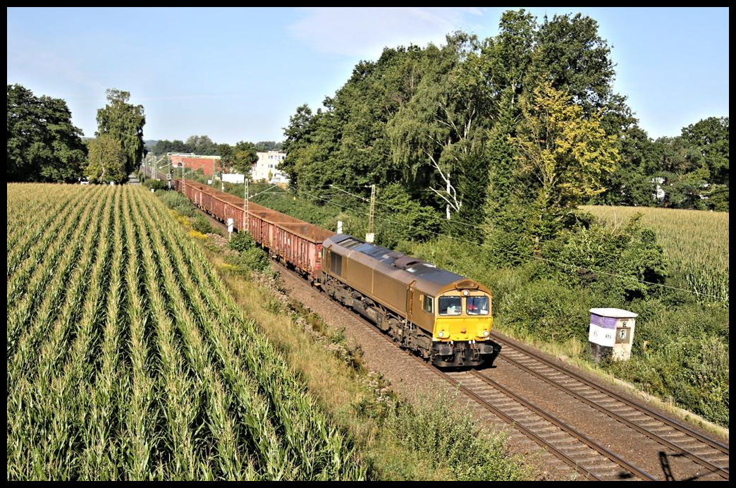 Für das Stahlwerk in Georgsmarienhütte besteht zwischen dem Hafen Osnabrück und dem Hüttenwerk ein reger Pendelverkehr, der der Versorgung mit Schrott dient. Die beladenen Züge werden derzeit von einer Class 66 vom Hafen via Hasbergen, wo umgespannt werden muss, nach Georgsmarienhütte gebracht. Am 25.08.2021 war um 9.50 Uhr ein Leerzug mit Beacon 653-07 auf der Rollbahn zwischen Hasbergen und Osnabrück zum dortigen Hafen unterwegs. 