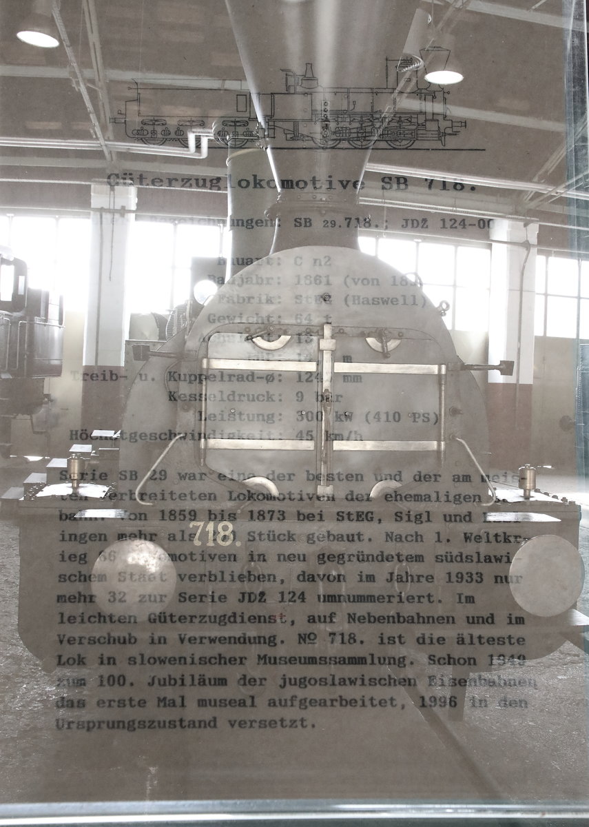 Für steirische Besucher einer der wichtigsten Punkte auf dem ausgedehnte Gelände des Eisenbahnmuseums Laibach ist die ausgestellte BR 29.718.
Die Schwester der legendären 29.671 der Graz Köflacher Eisenbahn wird von groß und klein bewundert. 
21.10.2017  