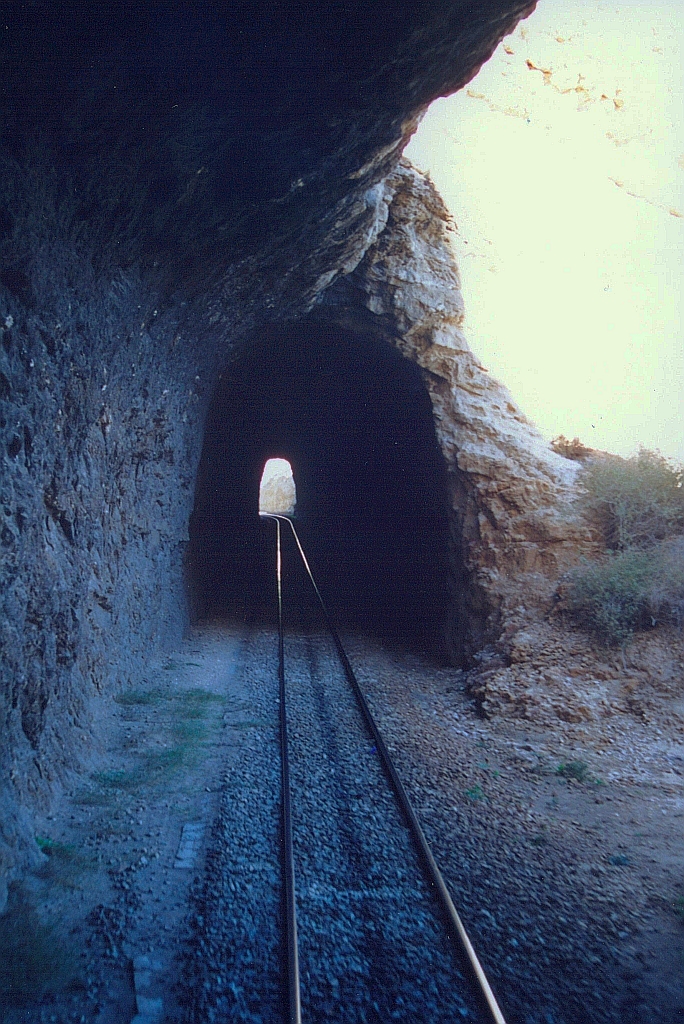 Für den Streckenabschnitt von Metlaoui nach Selja durch das Oued Thelja wurden sieben Tunnels benötigt. - Das Bild vom 29.Dezember 2001 zeigt den kurzen Abschnitt zwischen dem siebenten und sechsten Tunnel. (Fotoscan)