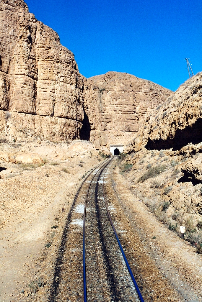 Für den Streckenabschnitt von Metlaoui nach Selja durch das Oued Thelja wurden sieben Tunnels benötigt. - Das Bild vom 29.Dezember 2001 zeigt im Hintergrund das Südportal des vierten Tunnel. (Fotoscan)