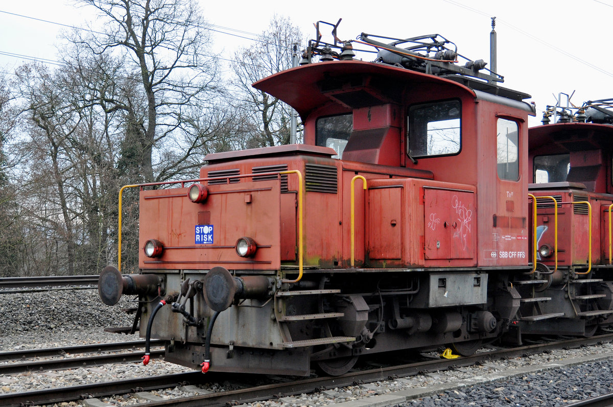 Für die Te III 157, die aus Locarno stammt und fürs Rangieren von Verstätkungswagen für die Gotthard - IR benutzt wurde, hat bald die letzte Stunde geschlagen. Hier steht die Lok auf einem Nebengleis beim Bahnhof Kaiseraugst. Die Aufnahme stammt vom 19.12.2016.