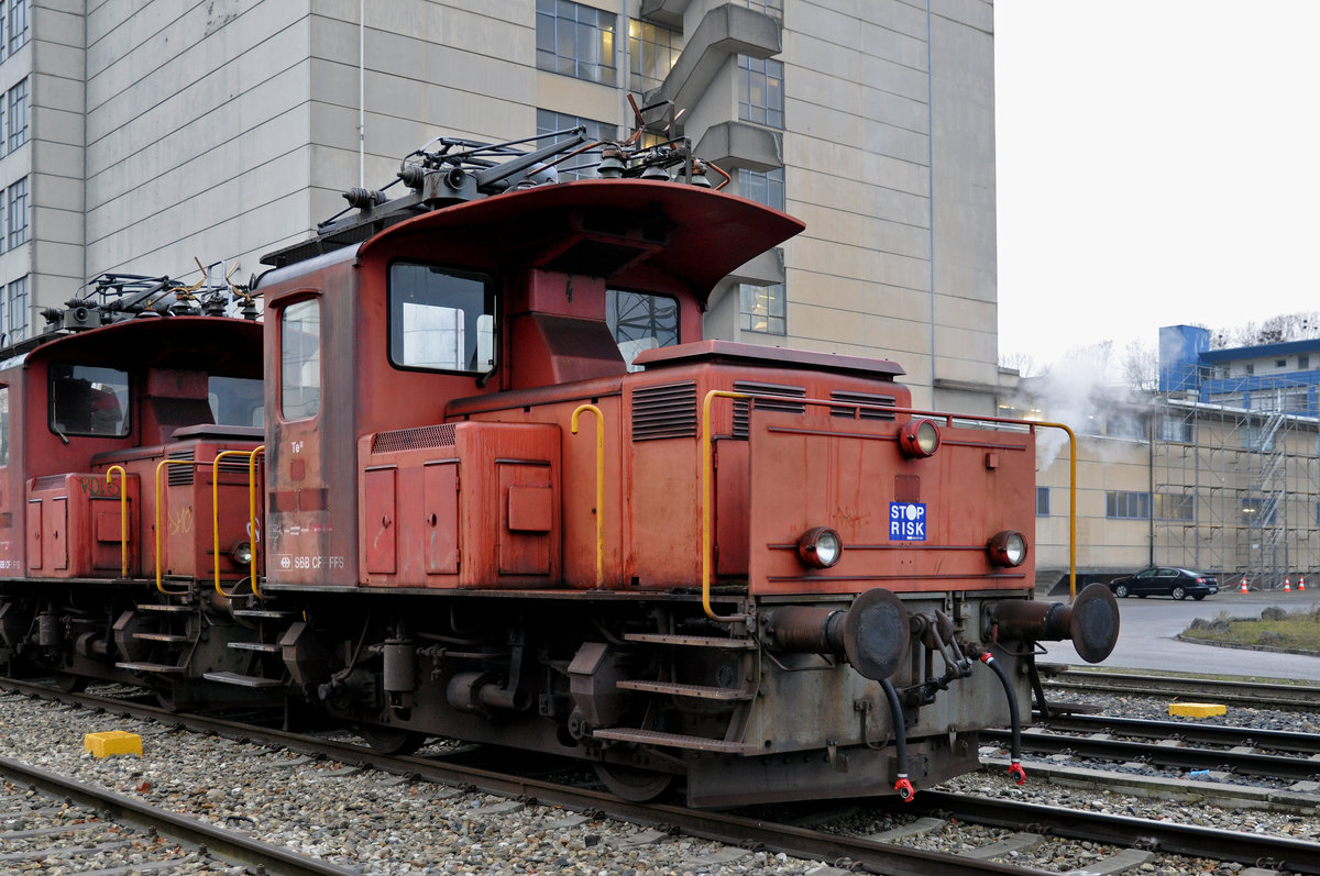 Für die Te III 157 hat bald die letzte Stunde geschlagen. Hier steht die Lok auf einem Nebengleis beim Bahnhof Kaiseraugst. Die Aufnahme stammt vom 19.12.2016.