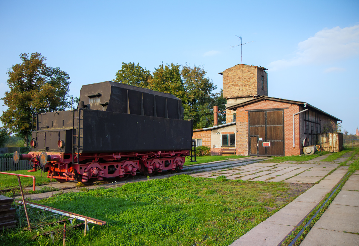 Für den Tender war im Lockschuppen des ehemaligen Bahnhofs Röbel kein Platz mehr, denn dort steht eine teilweise zerlegte Dampflok. - 18.09.2014