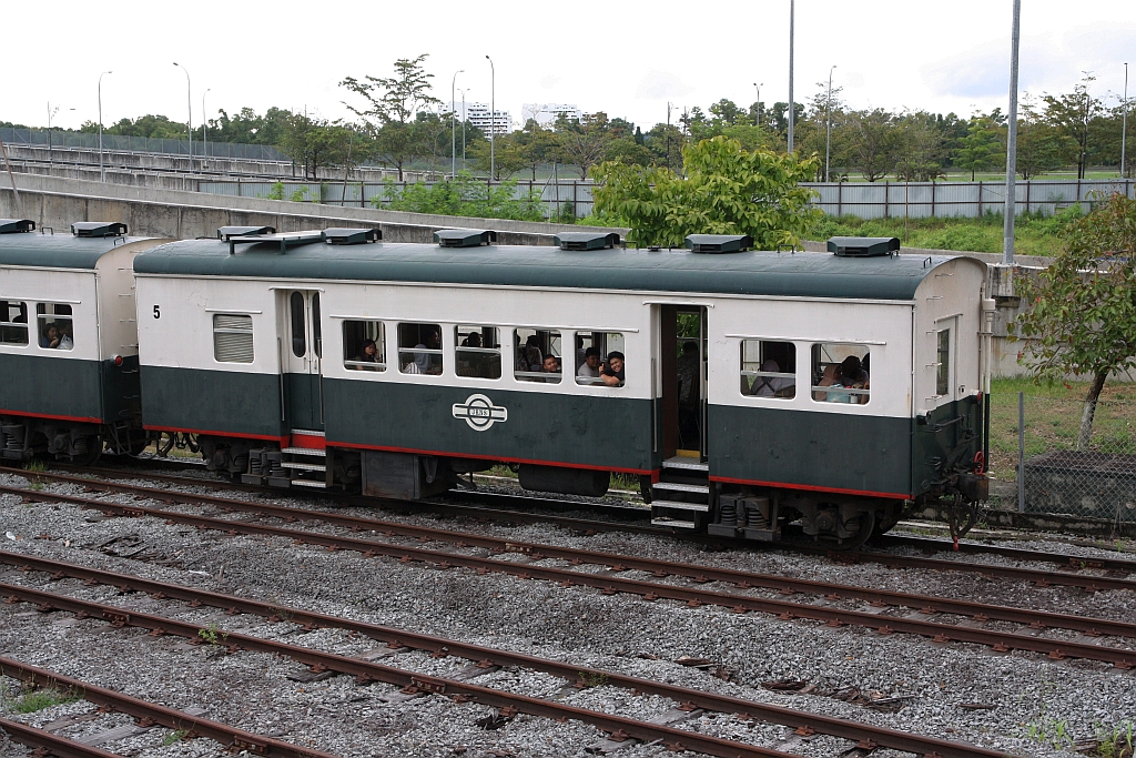 Für die Touristenzüge verwendet die JKNS eine 6-teilige Wagengarnitur, bestehend aus einem nummernlosem Küchenwagen und fünf historischen Reisezugwagen welche mit Nummer 1 bis 5 bezeichnet sind. - Im Bild vom 08.Februar 2025 der Wagen 5 als letztes Fahrzeug des nur an Samstag verkehrenden Touristenzug  TRAIN TO MUARA SUNGAI BENONI  bei der Ausfahrt aus der Stesen Tanjung Aru.