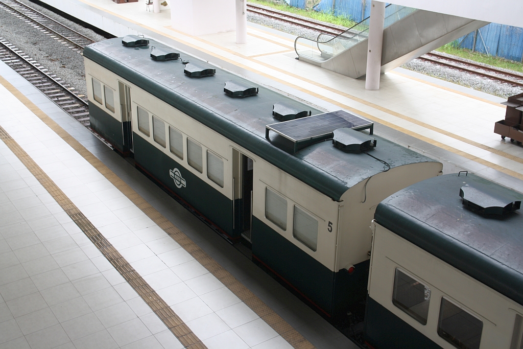 Für die Touristenzüge verwendet die JKNS eine 6-teilige Wagengarnitur, bestehend aus einem nummernlosem Küchenwagen und fünf historischen Reisezugwagen welche mit Nummer 1 bis 5 bezeichnet sind. - Im Bild vom 08.Februar 2025 der Wagen 5 in der Stesen Tanjung Aru. - Man beachte die Solarzellen auf dem Wagendach.
