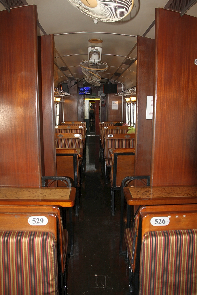 Für die Touristenzüge verwendet die JKNS eine 6-teilige Wagengarnitur, bestehend aus einem nummernlosem Küchenwagen und fünf historischen Reisezugwagen welche mit Nummer 1 bis 5 bezeichnet sind. - Im Bild vom 15.Februar 2025 eine Innenansicht des Wagen 5, eingereiht als letztes Fahrzeug des nur an Samstag verkehrenden Touristenzug  TRAIN TO MUARA SUNGAI BENONI  in der Stesen Tanjung Aru.