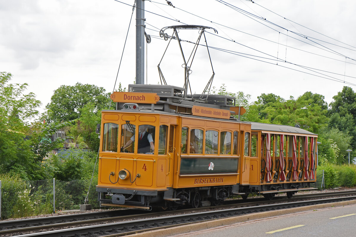 Für die Tramparade der BVB anlässlich der Feierlichkeiten  175 Jahre Schweizer Bahnen  verlässt der Ce 2/3 Nr. 4 zusammen mit dem B2 Nr. 41 das Depot Dreispitz Richtung Münchensteinerstrasse.