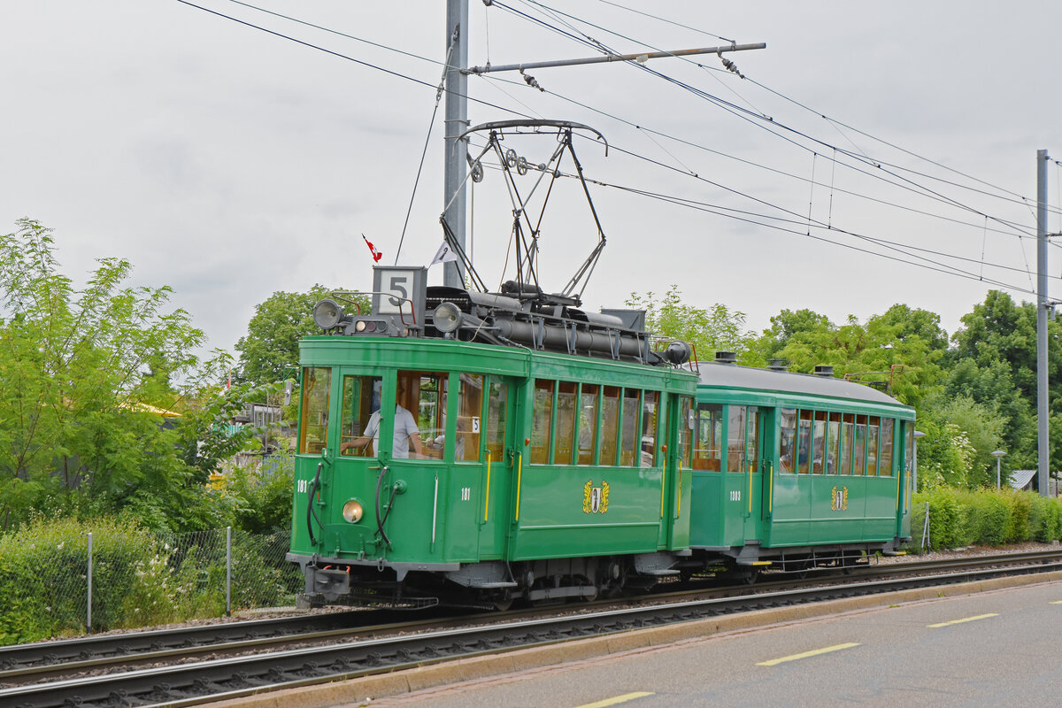 Für die Tramparade der BVB anlässlich der Feierlichkeiten  175 Jahre Schweizer Bahnen  verlässt der Be 2/2 181 zusammen mit dem B3 1303 das Depot Dreispitz Richtung Münchensteinerstrasse.
