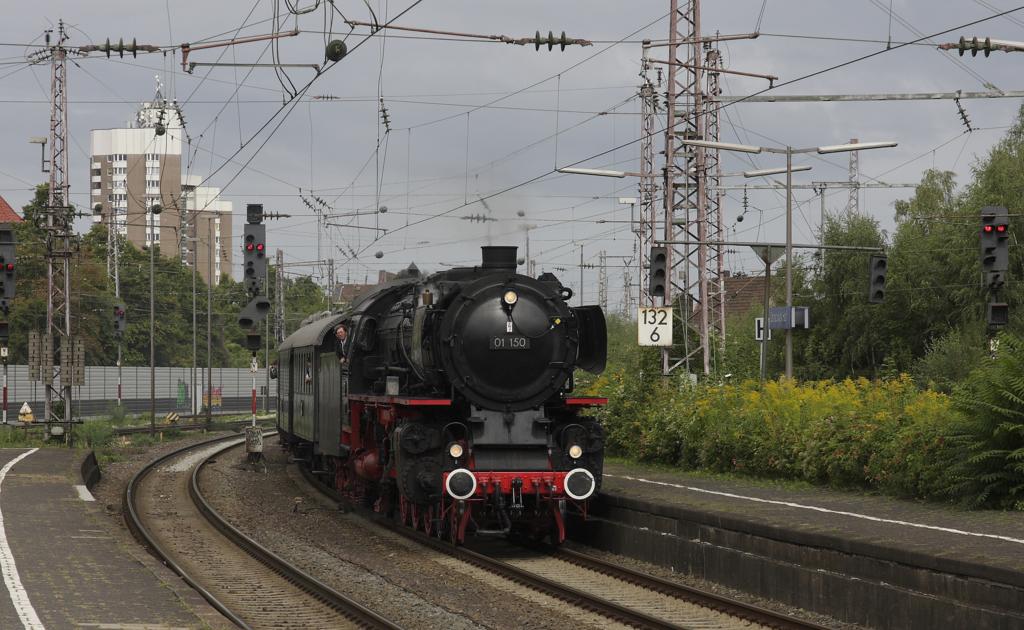 Fr den Transport der Besucher des Dampffestes am Piesberg in Osnabrck wurde
von den Osnabrcker Dampflok Freunden ein Pendelzug Dienst zwischen dem Zechen-
bahnhof und dem Osnabrcker Hauptbahnhof gefahren. Die Zge verkehrten quasi im
Stundentakt und wurden immer wieder unterschiedlich bespannt. Die erste Tour
fuhr hier am 1.9.2013 die 01150 mit Olaf Teubert am Regler!
