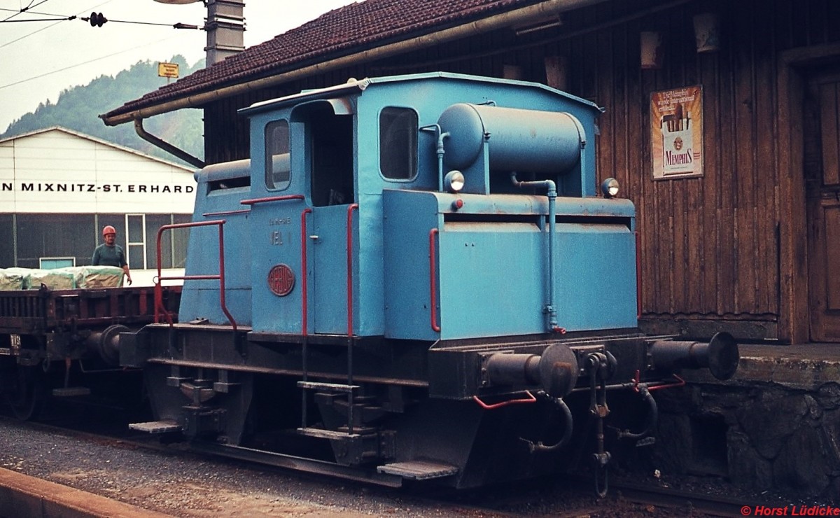 Fr den Verschub auf Normalspurgleisen besitzt die Lokalbahn Mixnitz-St. Erhard eine 1954 gebaute Gebus-Lok, die bei einer Hchstgeschwindigkeit von 18 km/h 92 kw leistet, hier im Juni 1974 im Bahnhof Mixnitz