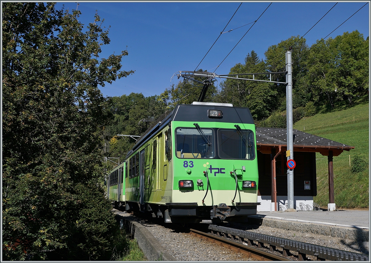 Für weitere Abwechslung sorgt in der Folge der BDeh 4/4 83 welcher den am Morgen im Einsatz stehenden Beh 4/8 92 ersetzte und hier bei der Haltestelle Les Posses als Regionalzug 536 von Bex nach Villars sur Ollon vorbeifährt.

11. Oktober 2021
