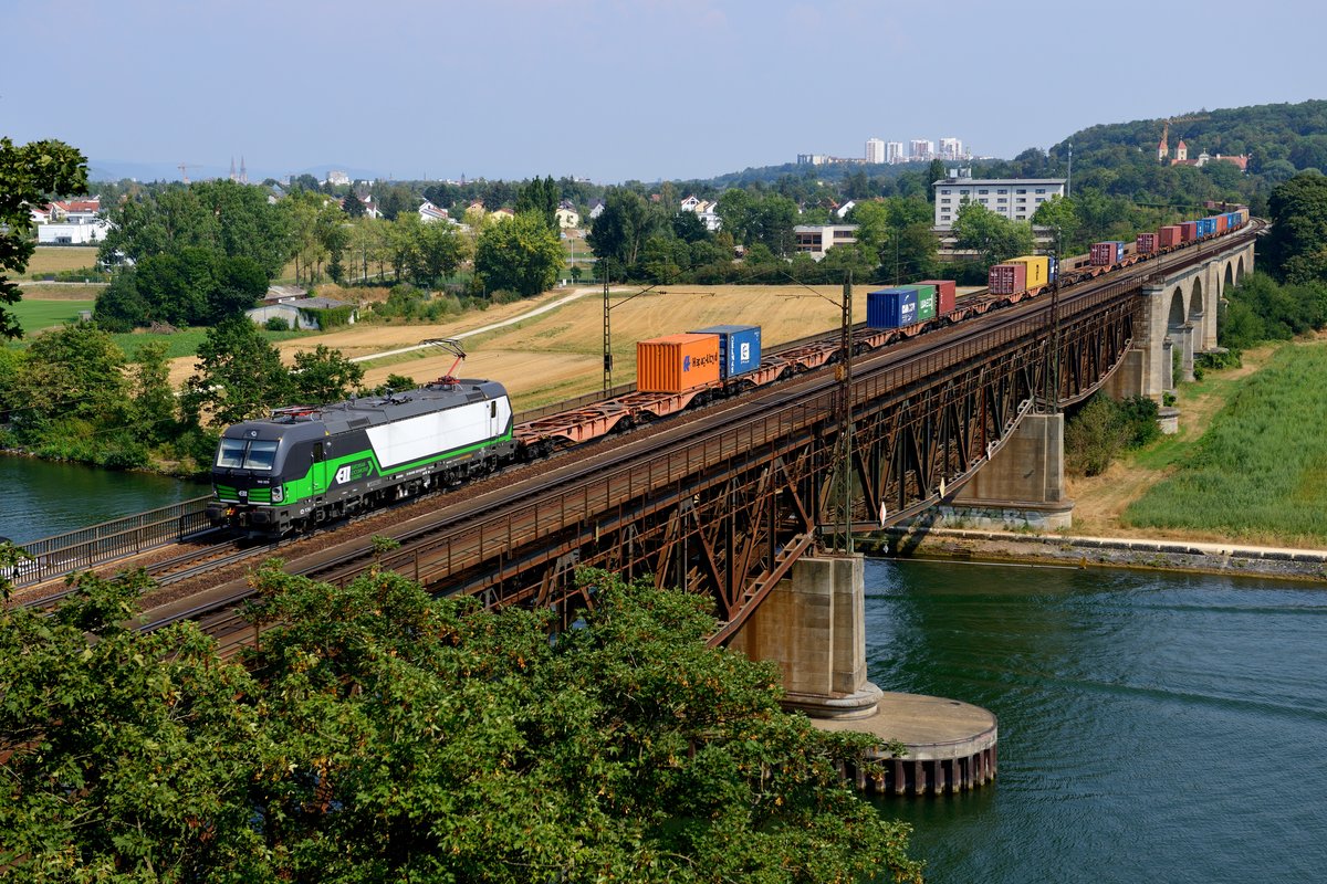 Für die Wiener Lokalbahn im Einsatz ist aktuell die 193 223 von ELL. Hier ist sie am 09. August 2015 bei der Mariaorter Brücke mit ihrem DGS 42952 von Wien Donaukaibahnhof nach Rheinhausen unterwegs. 