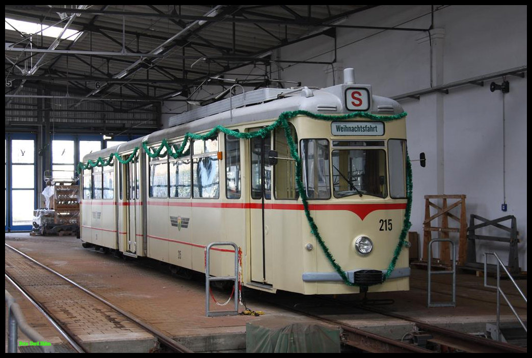 Für die zahlreichen Sonderfahrten in der Vorweihnachtszeit hält die Gothaer Straßenbahn bzw. Thüringer Waldbahn den Gotha Gelenkwagen 215 bereit. Das Fahrzeug stand schon im Weihnachtsschmuck am 13.12.2017 in der Wagenhalle in Gotha. 