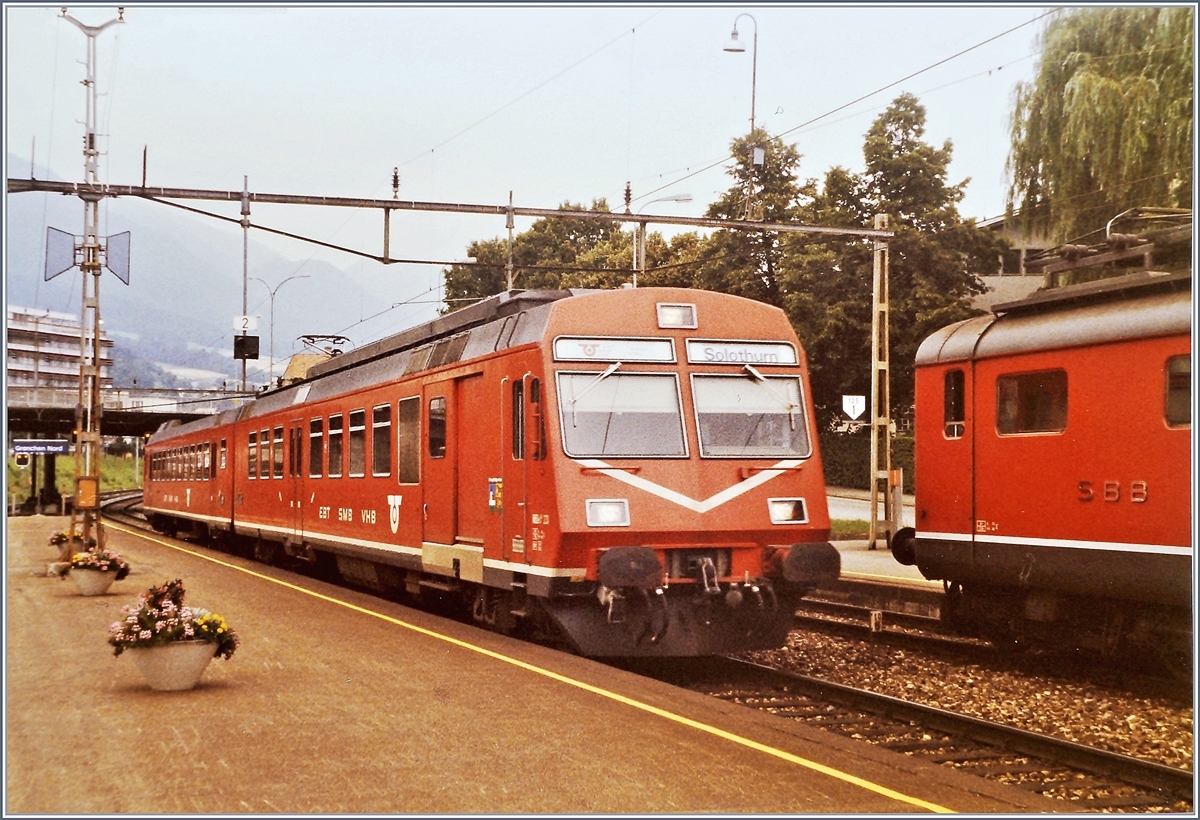 Für die Züge 4880 und 4881 Moutier - Grenchen Nord - Moutier wurden mit EBT /SMB/VHB Kompositionen Gefahren. An diesem Juli Tag war dafür ein EBT/SMB VHB RBDe 4/4 II (heute RBDe 566) im Einsatz. Der Zug erreicht gerade von Moutier kommend, Grenchen Nord und wird, der Anschrift zufolge bei der Rückfahrt gleich nach Solothurn durchgebunden. 

Juli 1987