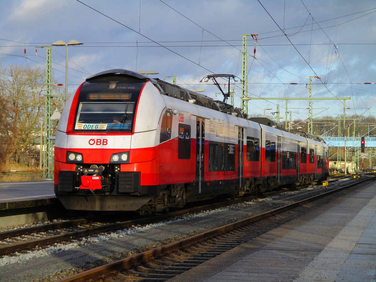 Für zwei Jahre ist jetzt die ODEG an der Ostseeküste Zuhause und wird neben der RE-Strecke 10(Stralsund-Züssow)auch auf der RE-Strecke 9(Rostock-Sassnitz/Binz)des öfteren zusehen sein.Da die ODEG noch nicht genügend Einsatzfahrzeuge hat,mußte von der ÖBB einige Triebwagen ausgeliehen werden,auch der ODEG 4746 056 der hier als RE Sassnitz-Rostock,am 15.Dezember 2019,in Bergen/Rügen hielt.