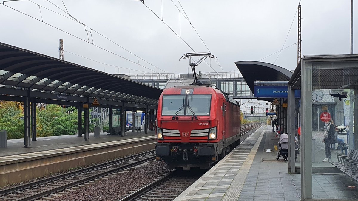 Fürstenwalde (Spree) am 31.10.2020,die Lok bespannt einen abgespannten Kesselzug Richtung Frankfurt/Oder