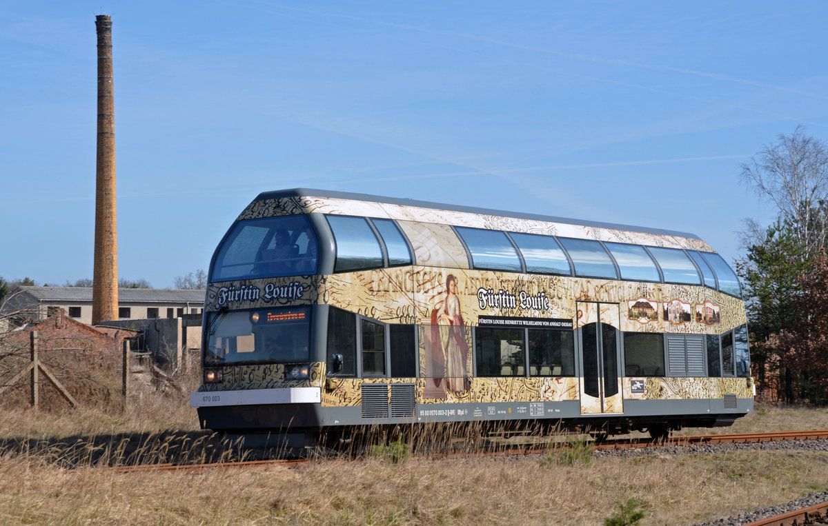 Fürstin Luise hat am 26.03.17 den Bahnhof Oranienbaum Richtung Dessau verlassen und passiert nun die dortigen Industrieruinen.