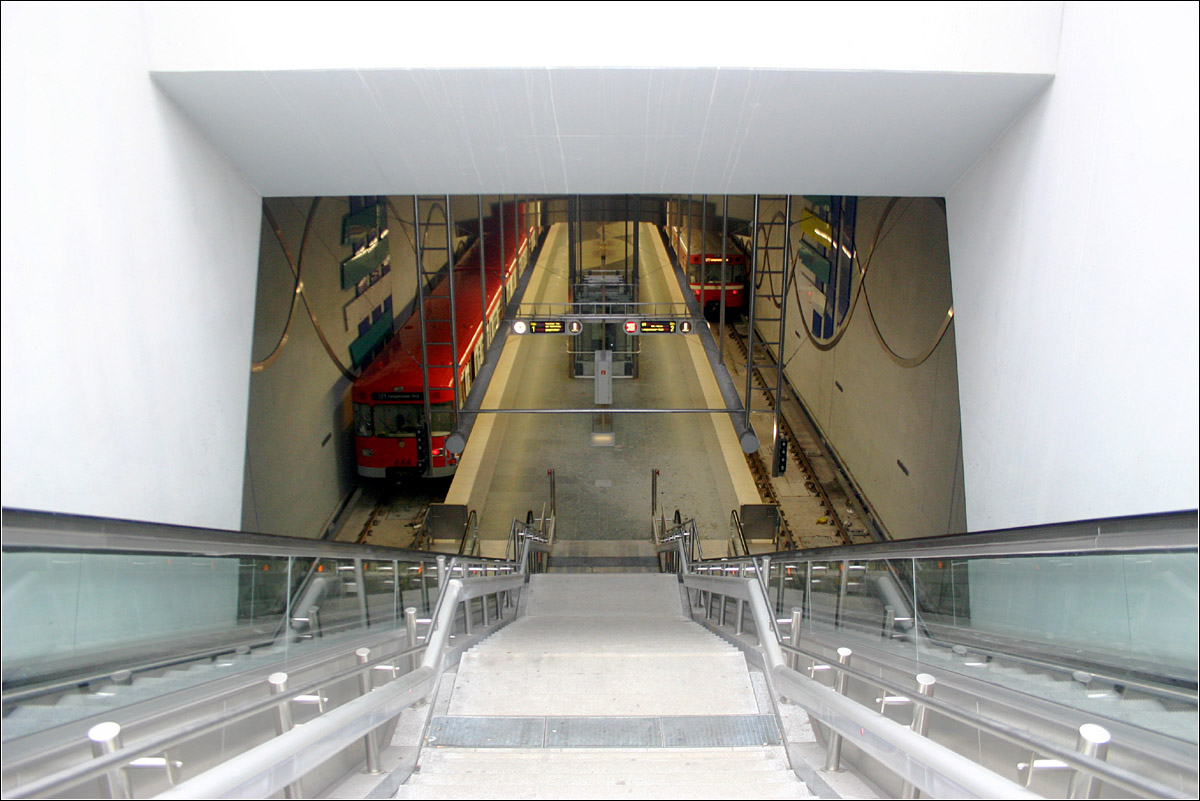 Fürth Klinikum, Linie U1 (2004) - 

Die Rolltreppen führen vom westlichen Zugang direkt von der Oberfläche hinunter in die tief liegende Bahnsteighalle. 

04.03.2006 (M)