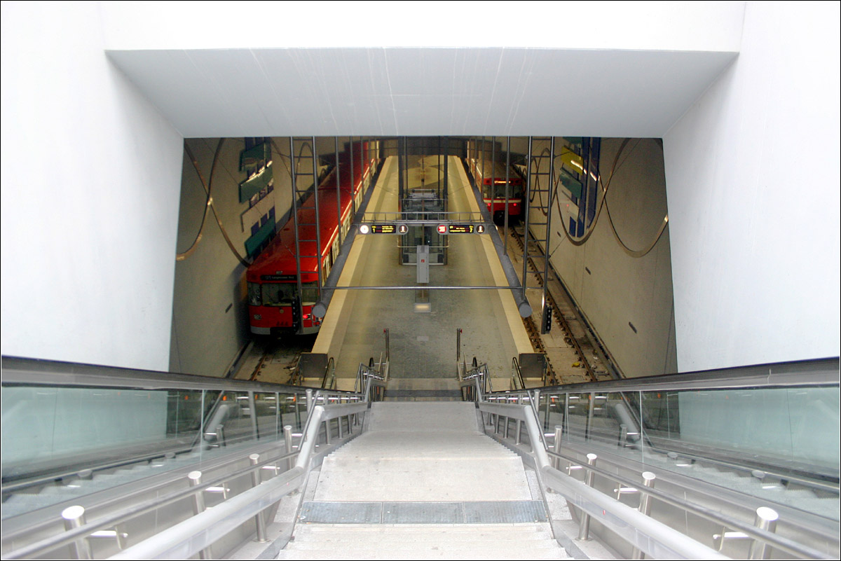 Fürth Klinikum, Linie U1 (2004) - 

Die Rolltreppen führen vom westlichen Zugang direkt von der Oberfläche hinunter in die tief liegende Bahnsteighalle. 

04.03.2006 (M)