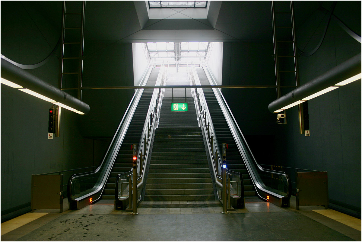 Fürth Klinikum, Linie U1 (2004). 

Blick von der Bahnsteigebene hinauf zum Westausgang. 

04.03.2006 (M)