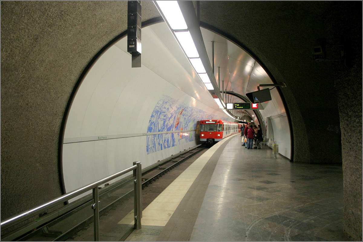 Fürth Rathaus, Linie U1 (1998). 

20 Jahre nach Nürnberg erreichte die U-Bahn 1998 auch die Innenstadt von Fürth. Durch die entsprechende Bauweise ähnelt diese Station in der Rohbauform der Station Lorenzkirche in der Nürnberger Altstadt. 

04.03.2006 (M)