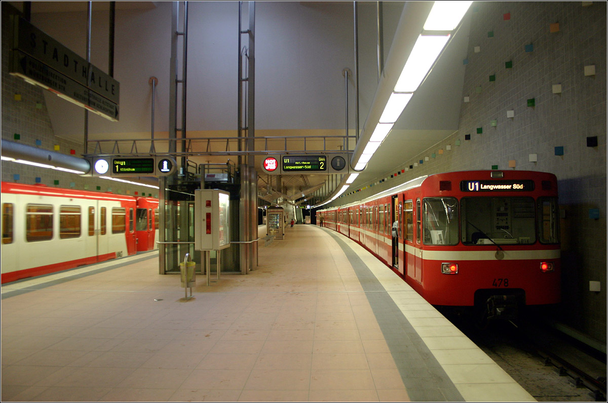 Fürth Stadthalle, Linie U1 (1998) - 

Die U-Bahn-Architektur hat sich seit 1972 im Vergleich zum Bahnhof Landwasser-Mitte erheblich weiterentwickelt. Nirgendwo sonst in U-Bahnhöfen so gesehen: der offene, unverglaste Aufzugschacht. 

04.03.2006 (M)
