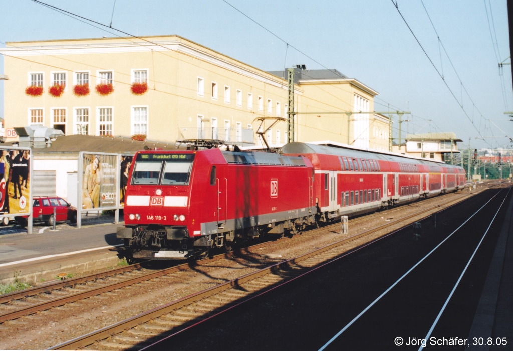 Fulda am 30.8.05: Auf Gleis 1 steht 146 119 mit fnf Doppelstockwagen als RE nach Frankfurt (Main)