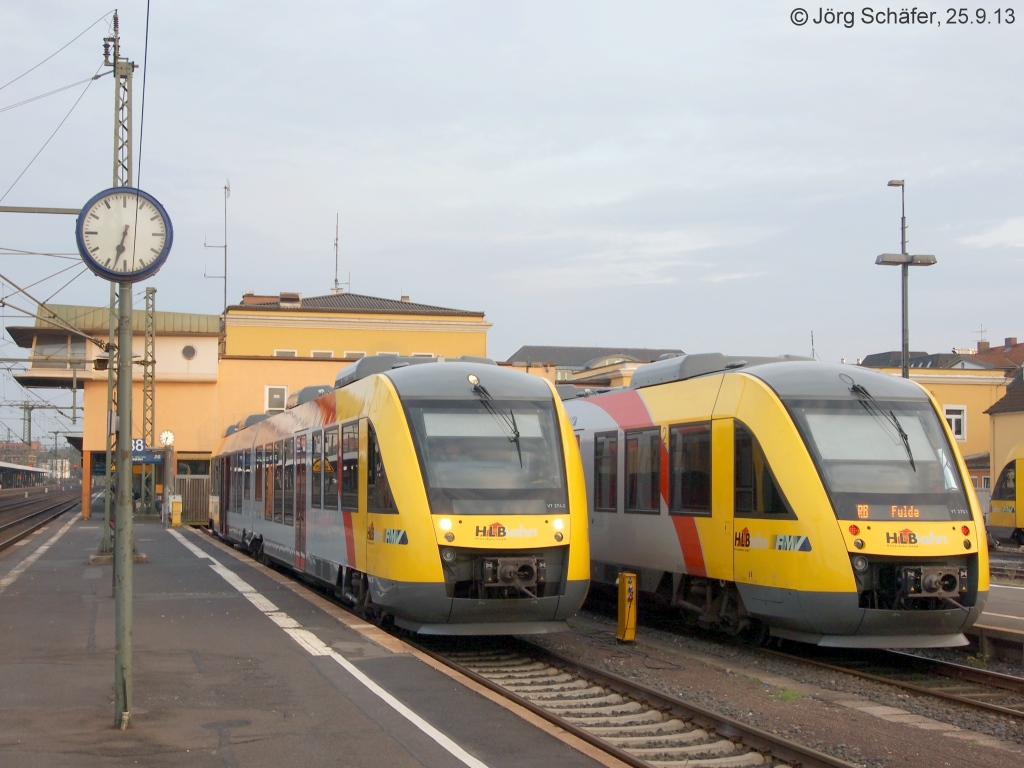 Fulda am Abend des 25.9.13: HLB-VT 274 auf Gleis 38 (links) muss noch ein mal nach Limburg fahren. VT 270 auf Gleis 37 hat hingegen schon „Feierabend“. 

