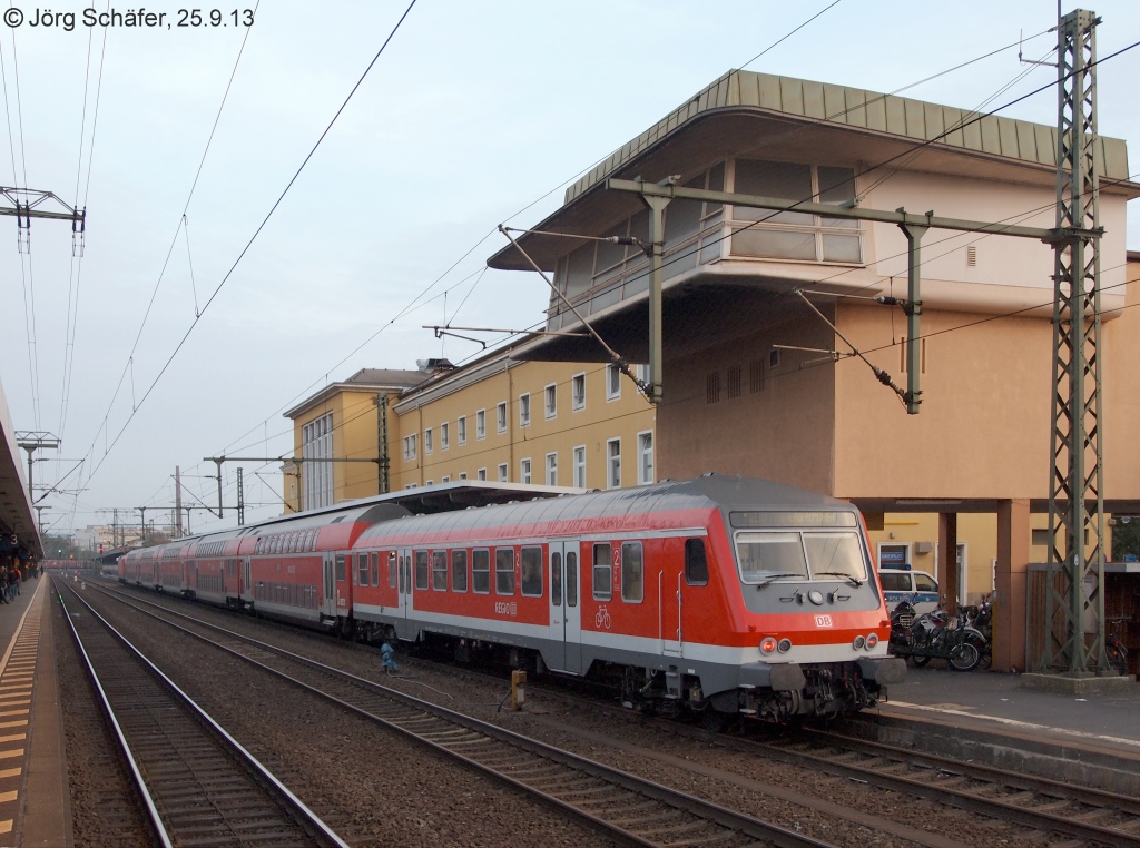 Fulda, Blick nach S�dwesten am 25.9.13: Unter dem Stellwerk steht ein RE nach Frankfurt mit f�nf Doppelstockwagen und einst�ckigem Steuerwagen.