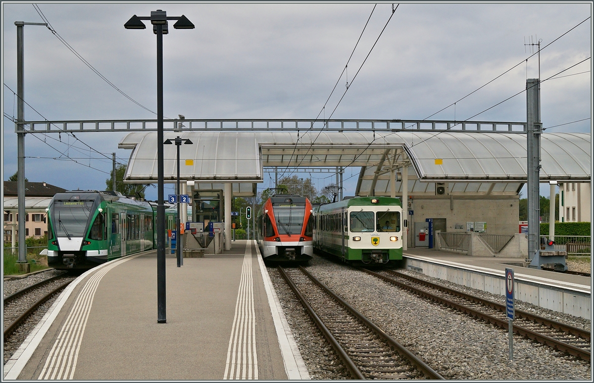  Full House  in Cheseaux: Links wartet ein RBe 4/8 auf die in 15 Minuten statt findende Abfahrt nach Lausanne Flon, in der Mitte kreuzt ein weiterer RBe 4/8 von Bercher nach Lausanne Flon unterwegs den Schnellzug nach Bercher bestehend dem Be 4/8.  
25. April 2014
