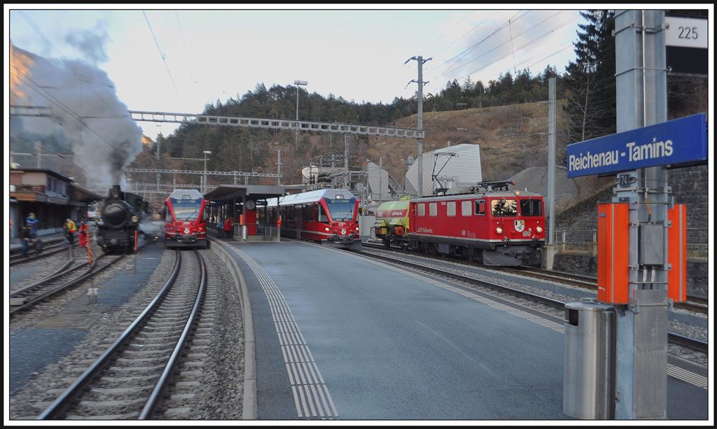 Full house in Reichenau-Tamins. G 4/5 108, ABe 4/16 3103 als S1 nach Chur, ABe 4/16 3104 als S1 nach Thusis und Ge 4/4 I 610  Viamala  mit Löschzug. (21.12.2013)