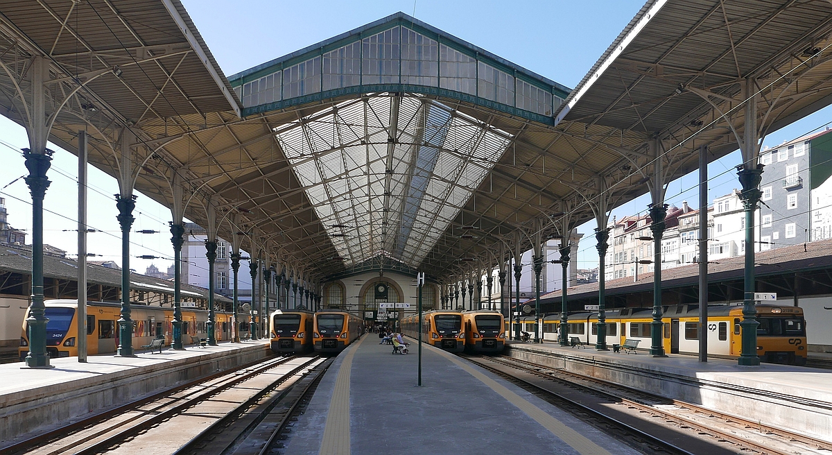  Full Station  - Fünf Triebwagen der Baureihe 3400 und ein Triebwagen der Baureihe 592 stehen am 02.10.2017 im Bahnhof von Porto São Bento.