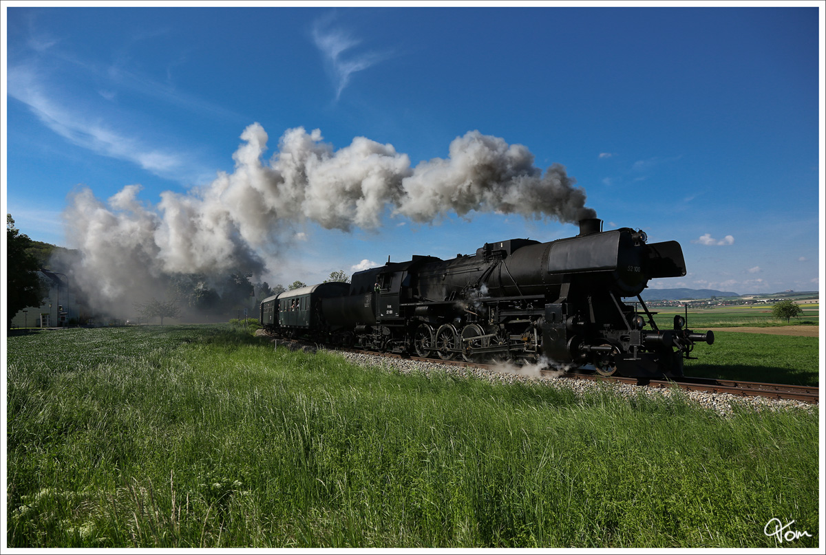 Full steam ahead - 52.100 der ÖSEK, auf der Fahrt von Wien Praterstern nach Ernstbrunn, zum Oldtimertreffen. 
Mollmannsdorf  4.5.2014
