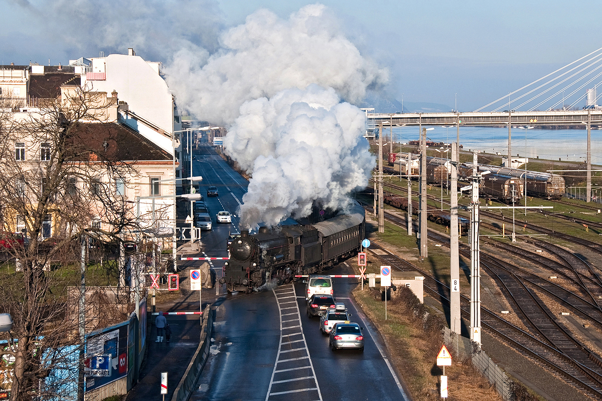 Full steam ahead am Handelskai in Wien. 33.132 fährt am 06.01.2015 mit dem SR 14157 von Wien Franz Josef's Bahnhof nach Mürzzuschlag.