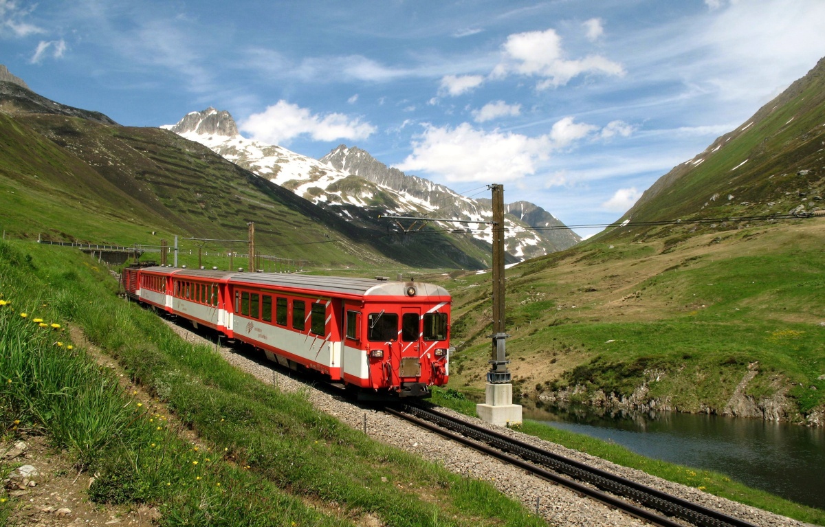 Furka Oberalp Bahn nach dem Oberalpsee Richtung Andermatt.
19. Juni 2008