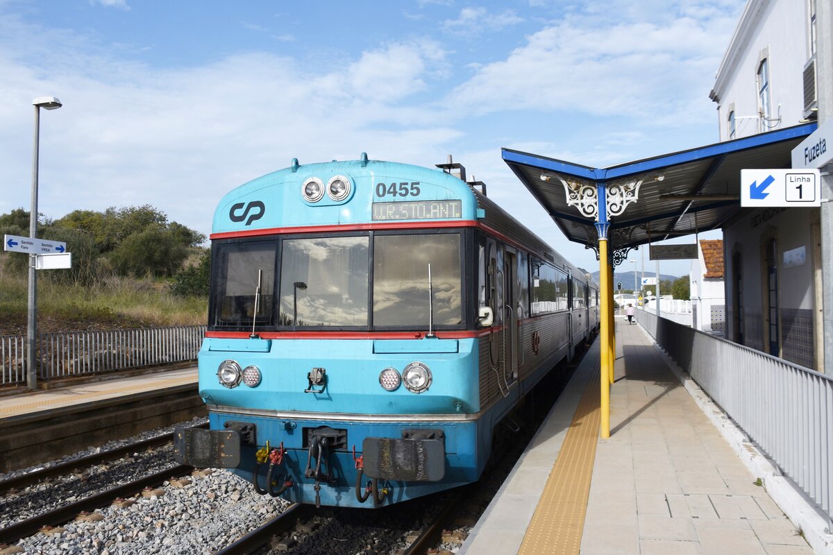 FUSETA (Distrikt Faro), 03.02.2022, Zug Nr. 0455 als Regionalzug nach Vila Real de Santo António im Bahnhof Fuseta-Moncarapacho